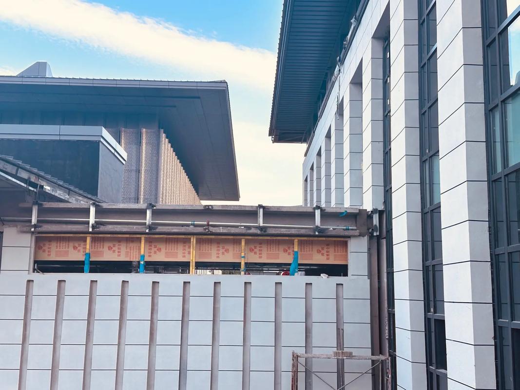 外墻grc構(gòu)件裝飾工程完工在即.濟(jì)寧 研學(xué)中心 外墻